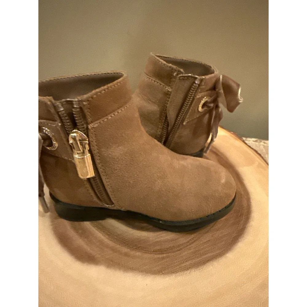 MICHAEL‎ Michael Kors Emma Deb Bow Charm Bootie Baby Girl's 5 Caramel New